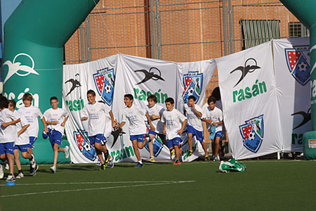 Un puente con el logo de la marca de material deportivo Rasán y banderas con el logo de la EDM daban la salida a ritmo de música a los 32 equipos de la Escuela.