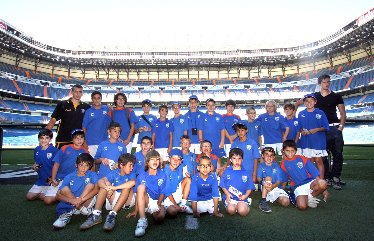la Escuela de Fútbol de San Blas (EDM) se presentó en el estadio Santiago Bernabéu