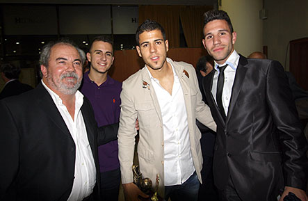 El jugador del Atlético de Madrid, Dominguez, con el presidente y
entrenadores de la EDM.