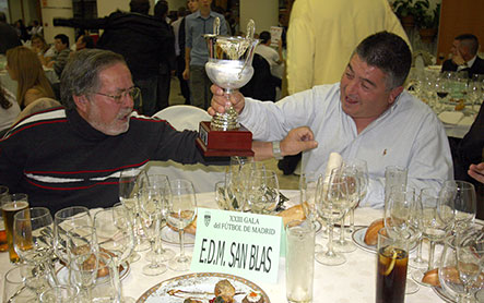 Julián Pedroche bromeando con la copa en la cena de la FFM.