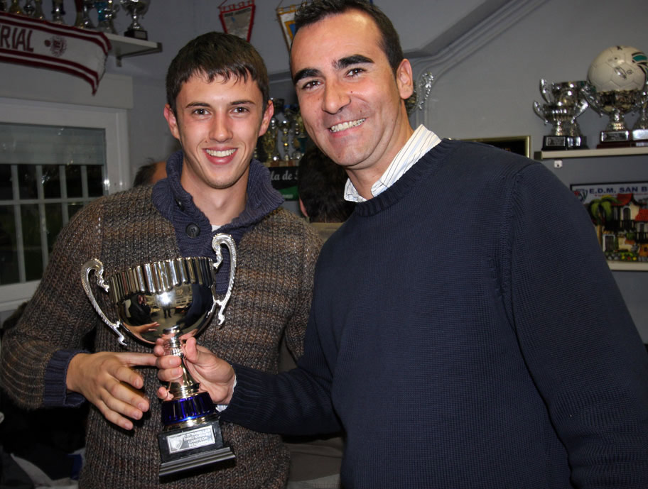 Cristian Gómez y Eduardo Crespo con la primera copa de la temporada en la copa de Navidad ofrecida al cuerpo técnico de la EDM.