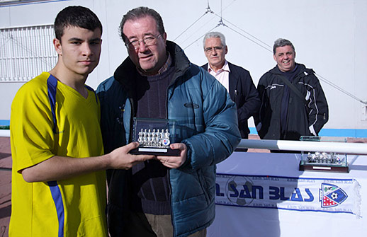 Juan del Pino entrega el trofeo a David Fernández de Carrascal de Leganés, campeón en la categoría juveníl