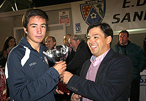 David Erguido presenta la copa a los campeones, Madrid Oeste