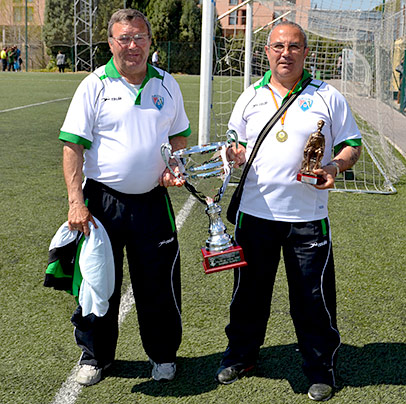  Ricardo y Lobo, entrenadores del Cadete A, con la copa de campeón del torneo Pipe en Alcalá.