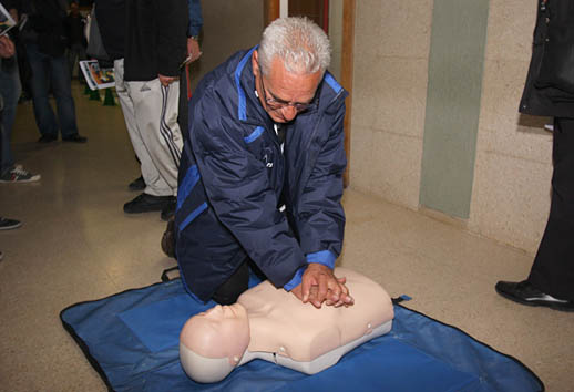 Los entrenadores de la EDM practicaron el masaje cardíaco con los maniquíes.