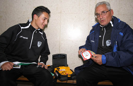 Paco Ramírez y David González muestran adhesivos y electrodos del desfibrilador.