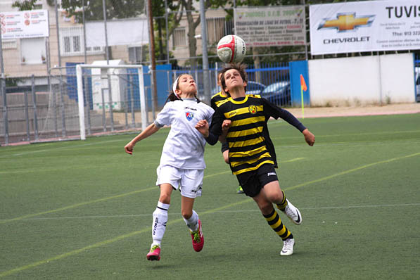 Lucía García (Alevín F) luchando una pelota para ganar la posición.