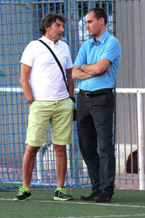 Pérez González y Víctor Andrés Canales cambiando impresiones en un entrenamiento de pretemporada.