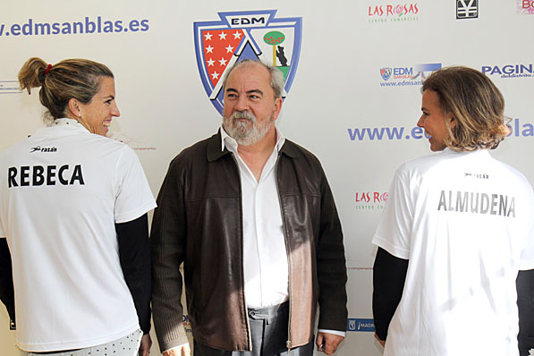 La concejal presidente del distrito, Almudena Maillo, y la gerente del Centro Comercial Las Rosas, Rebeca Santos, presentaron las equipaciones deportivas de la Escuela Deportiva Municipal de Fútbol San Blas para la temporada 2014-15.