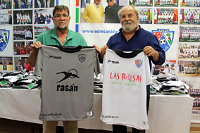 Jesús Gutiérrez y Rafa Fernández muestran las nuevas equipaciones que se entregan a los alumnos de la EDM San Blas para la temporada 2017-18.