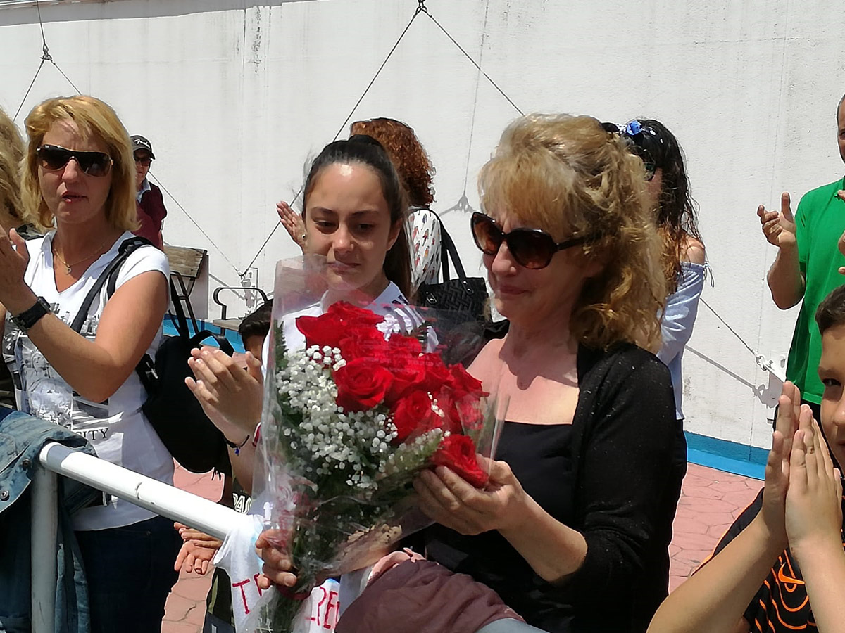La madre de Marcos Ruiz recibe un ramo de flores del equipo