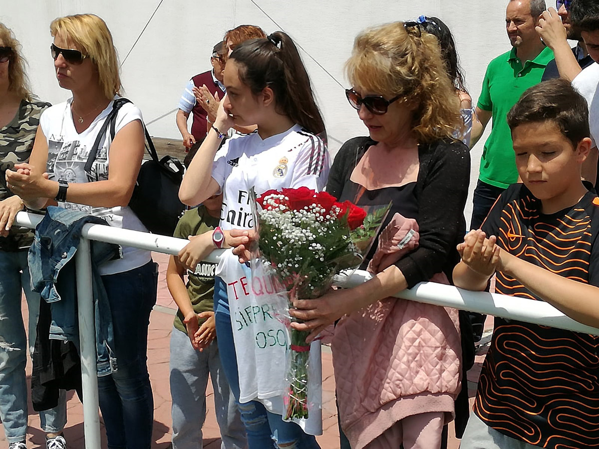 La madre de Marcos Ruiz recibe un ramo de flores del equipo