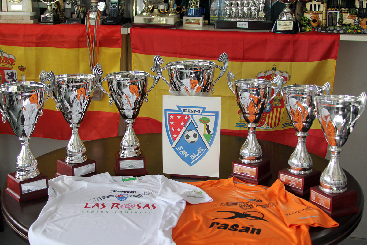 La Escuela Deportiva Municipal de Fútbol de San Blas se llevó siete copas correspondientes a la temporada 2015-16