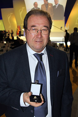 Juan del Pino recibe la insignia de Oro y Brillantes del Real Madrid