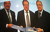 Juan del Pino recibe la insignia de Oro y Brillantes del Real Madrid